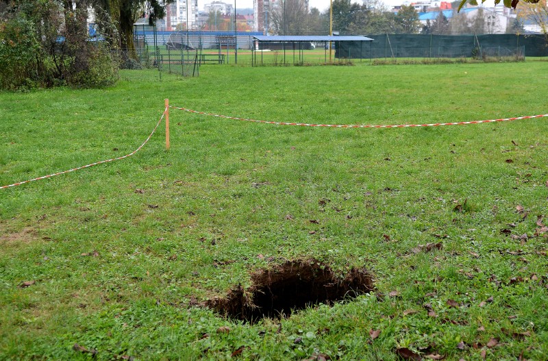 U Karlovcu na livadi nastala nekoliko metara duboka rupa i uznemirila građane