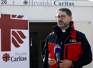 Hrvatski Caritas ispred katedrale izložio stambeni modul s Banovine