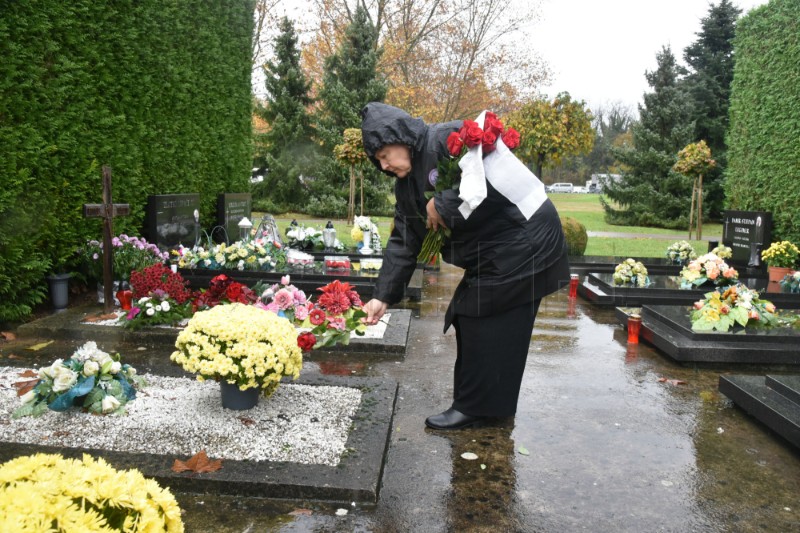 Vukovar: Položene ruže i upaljeni lampioni na grobovima na Memorijalnom groblju