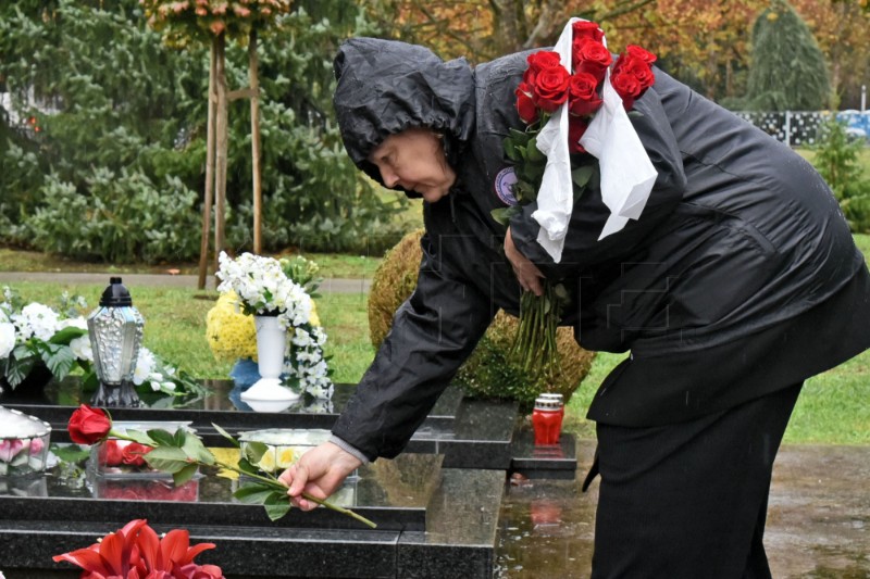 Vukovar: Položene ruže i upaljeni lampioni na grobovima na Memorijalnom groblju