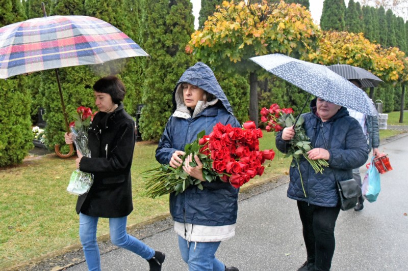 Vukovar: Položene ruže i upaljeni lampioni na grobovima na Memorijalnom groblju