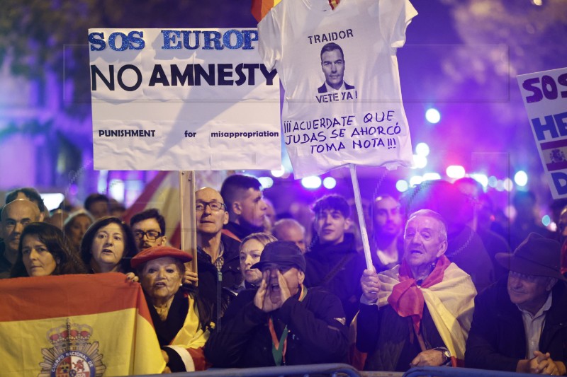 U Madridu tisuće prosvjeduju protiv novoizabranog premijera Sancheza