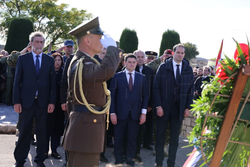 Položeni vijenci na središnji križ kod spomen-obilježja na mjesnom groblju sv. Luke