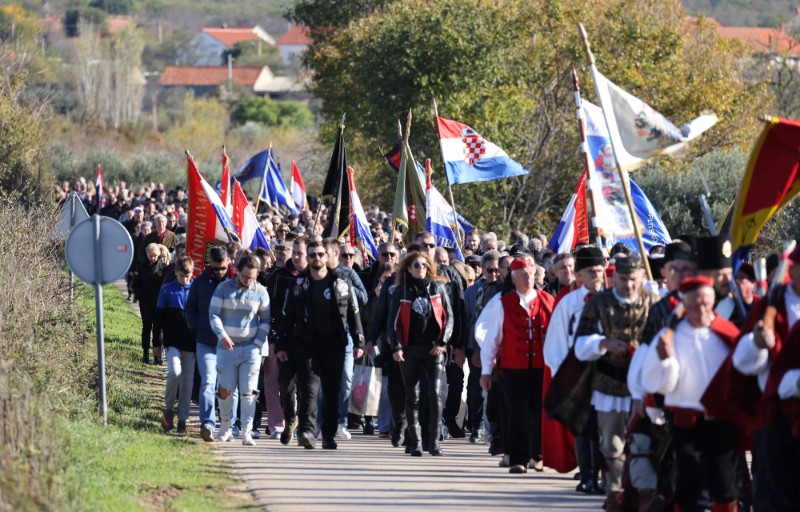 Položeni vijenci na središnji križ kod spomen-obilježja na mjesnom groblju sv. Luke