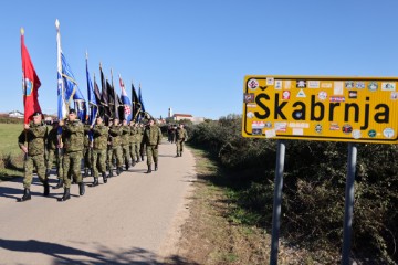 Položeni vijenci na središnji križ kod spomen-obilježja na mjesnom groblju sv. Luke