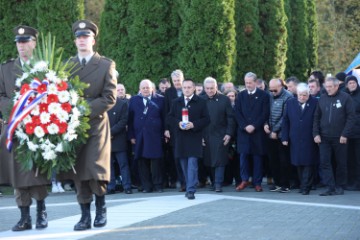 Vukovar: Državna i druga izaslanstva položila vijence i upalila svijeće