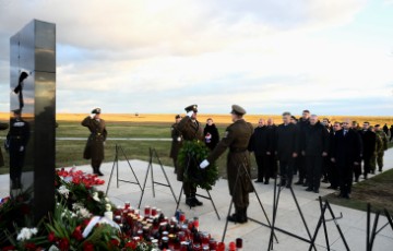 Plenković položio vijenac i zapalio svijeću podno spomen obilježja na Ovčari