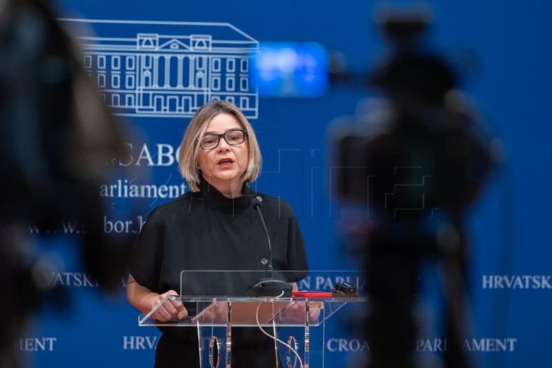 MP Benčić talks Ustasha salute, throwing wreath in Danube for war victims