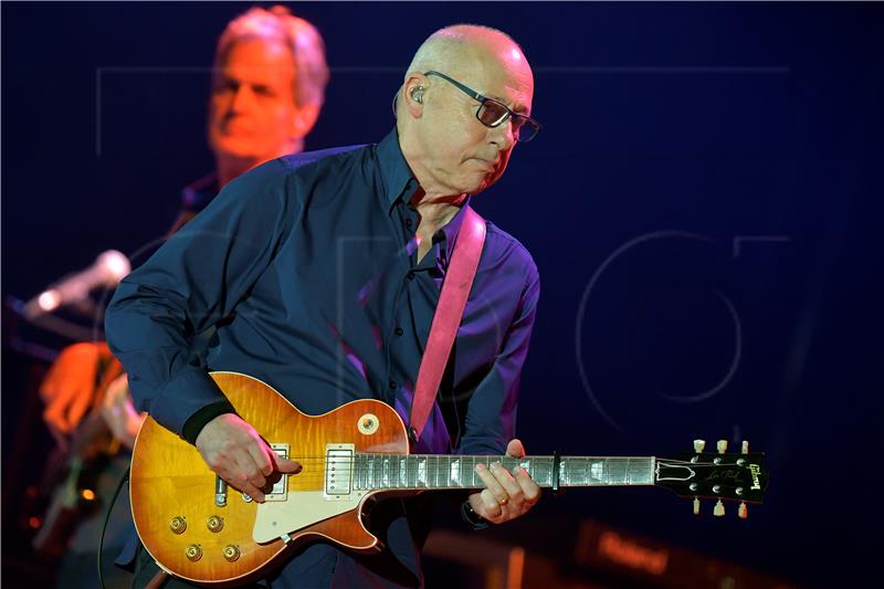 Bivši frontmen Dire Straitsa, Mark Knopfler prodaje više od 120 gitara 