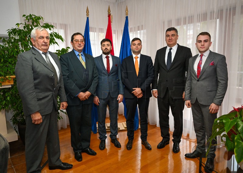 Milanović meets with Croatian reps in North Macedonia