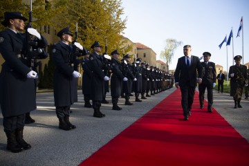 Milanović na promociji časnika poseban pozdrav uputio Anušiću