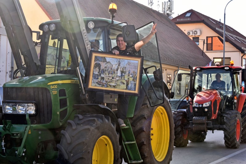 Disgruntled pig farmers threaten to block railways, remove police barriers