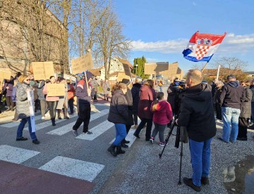 Mirni prosvjed građana protiv gomilanja otpada u Poznanovcu