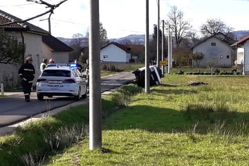 Jedna osoba poginula, dvije ozlijeđene u slijetanju kombija s ceste kod Draganića