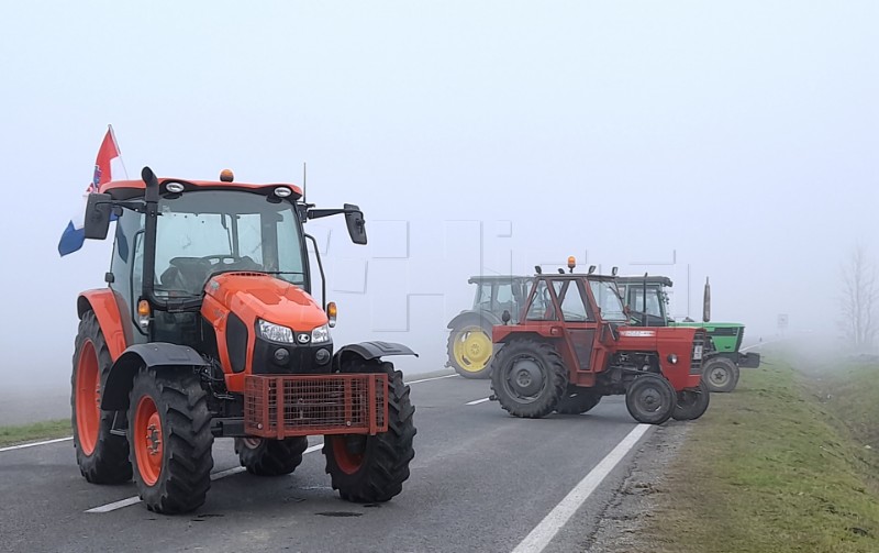 Police prevent protesting pig farmers from reaching border crossing 