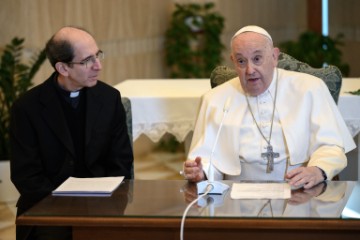 Papa ima upalu pluća, nedjeljni Angelus pročitao pomoćnik  