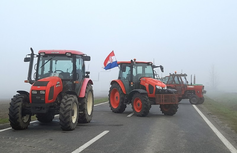 Prosvjed svinjogojaca prelio se u OBŽ, blokirana cesta Đakovo-Našice