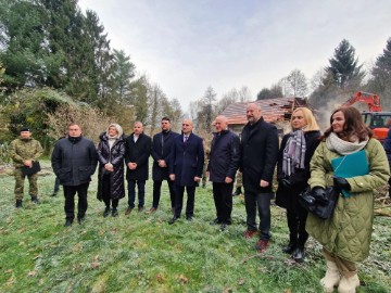 Ministar Bačić i Anušić nazočili uklanjanju kuće uništene u potresu