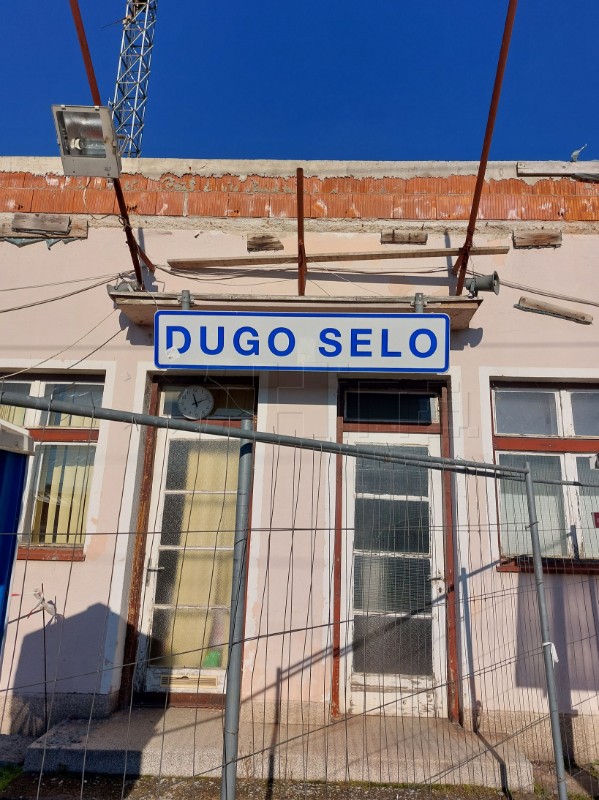 Teretni vlak u Dugom Selu oštetio dio perona i dio kolosijeka