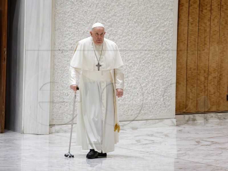 Papa više nema vrućicu, no i dalje ima upalu pluća