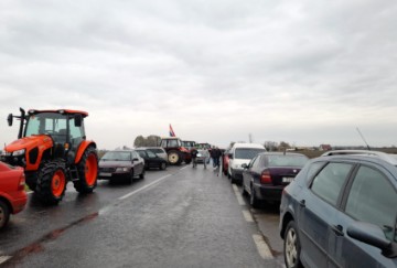 Prosvjednici i dalje blokiraju cestu kod Županje, a najavljuju i nove punktove