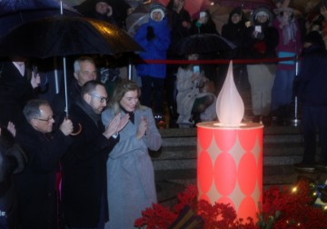 Paljenjem prve svijeće na adventskom vijencu Tomašević otvorio Advent u Zagrebu