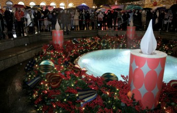 Mayor, tourism minister light first Zagreb Advent candle