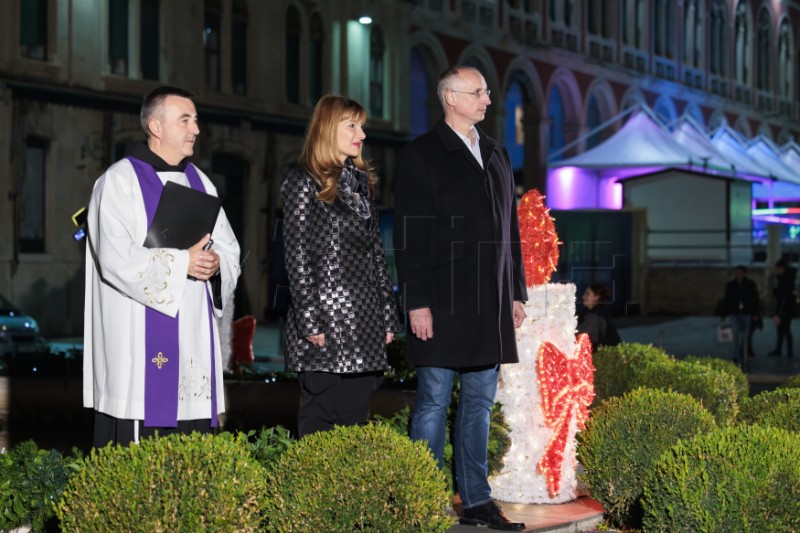 Upaljena prva svijeća na adventskom vijencu na Rivi 