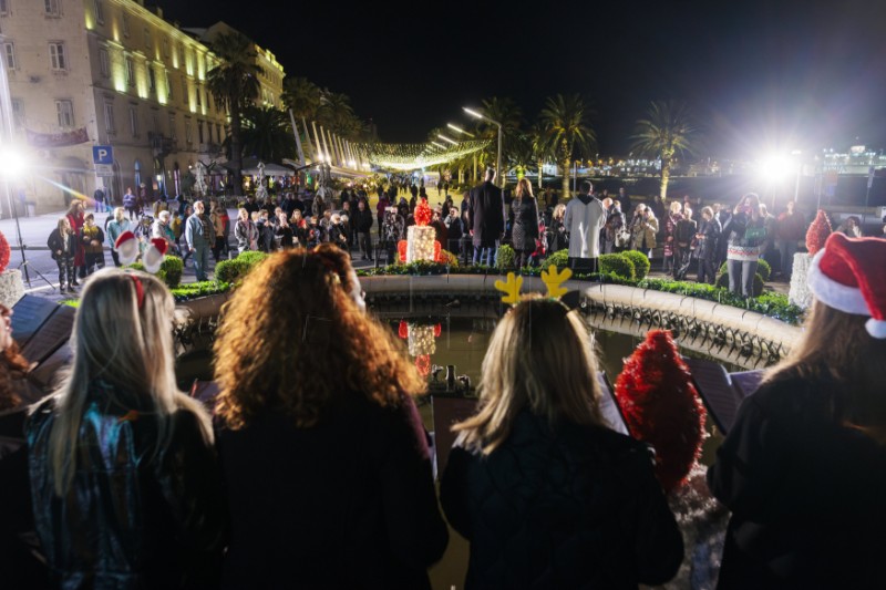 Upaljena prva svijeća na adventskom vijencu na Rivi 