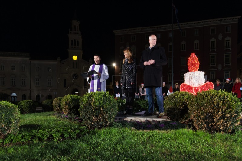 Upaljena prva svijeća na adventskom vijencu na Rivi 