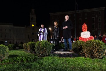 Upaljena prva svijeća na adventskom vijencu na Rivi 