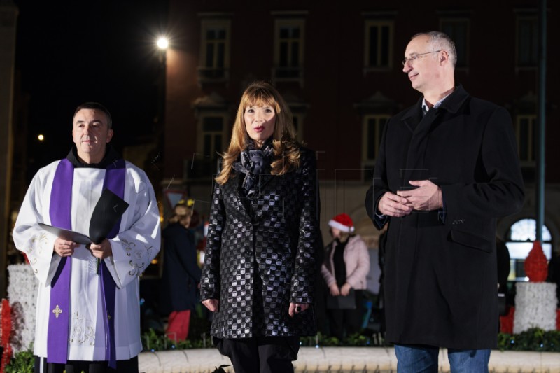 Upaljena prva svijeća na adventskom vijencu na Rivi 