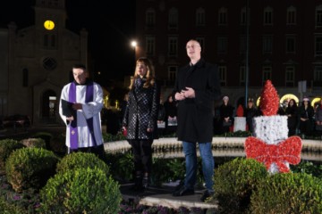 Upaljena prva svijeća na adventskom vijencu na Rivi 