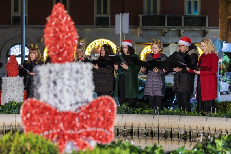 Upaljena prva svijeća na adventskom vijencu na Rivi 