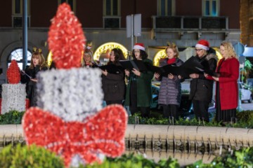 Upaljena prva svijeća na adventskom vijencu na Rivi 