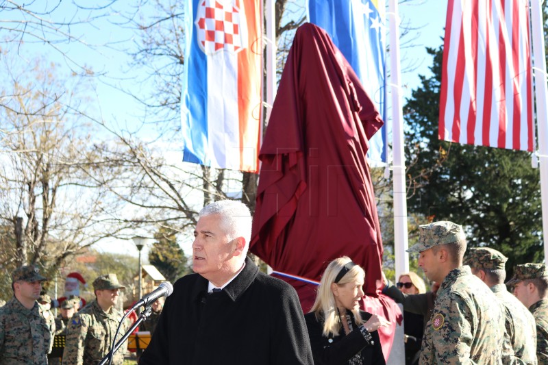 BiH: U Ljubuškom otkriven spomenik heroju Pearl Harboura