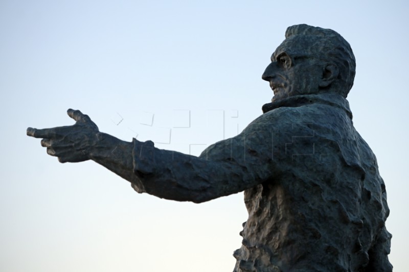 Monument to Franjo Tuđman unveiled in Podstrana