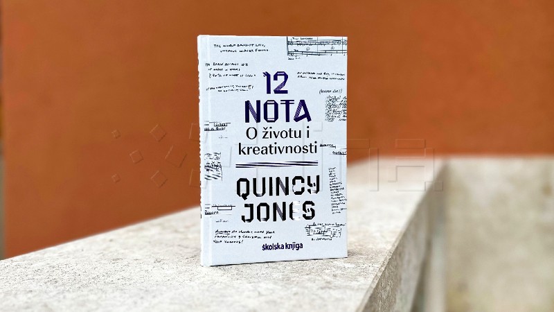 Knjiga Quincyja Jonesa "12 nota - o životu i kreativnosti" u izdanju Školske knjige