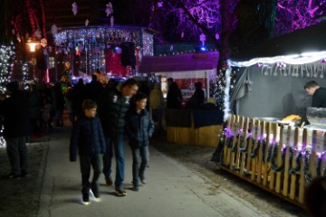 U Karlovcu otvoreni Blagdani na Promenadi i Božićni obrtnički sajam