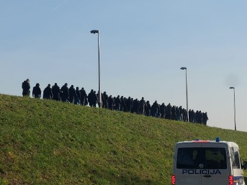 MUP: Policija uočila skupinu navijača i prepratila na Maksimirskih stadion