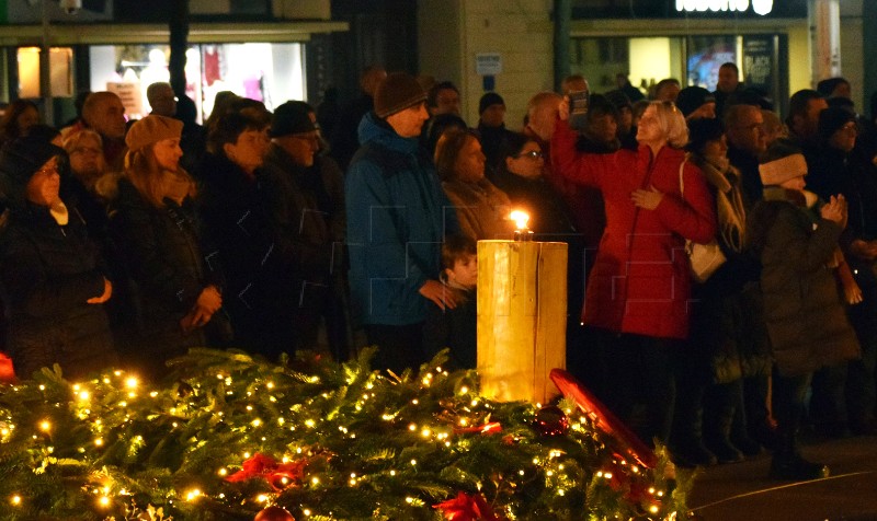 Osijek: Potpredsjednik Vlade Anušić upalio treću adventsku svijeću