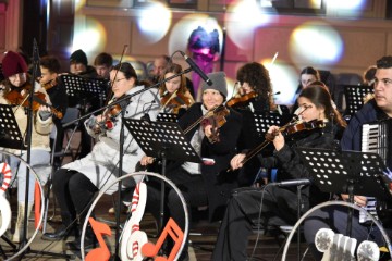 Vinkovci: Tradicionalni božićni koncert s gimnazijskih prozora