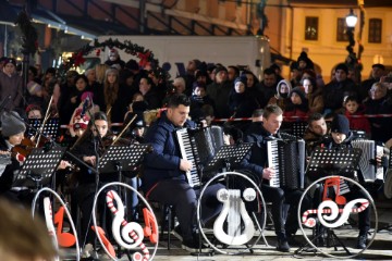 Vinkovci: Tradicionalni božićni koncert s gimnazijskih prozora