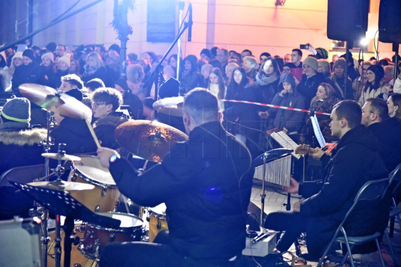 Vinkovci: Tradicionalni božićni koncert s gimnazijskih prozora