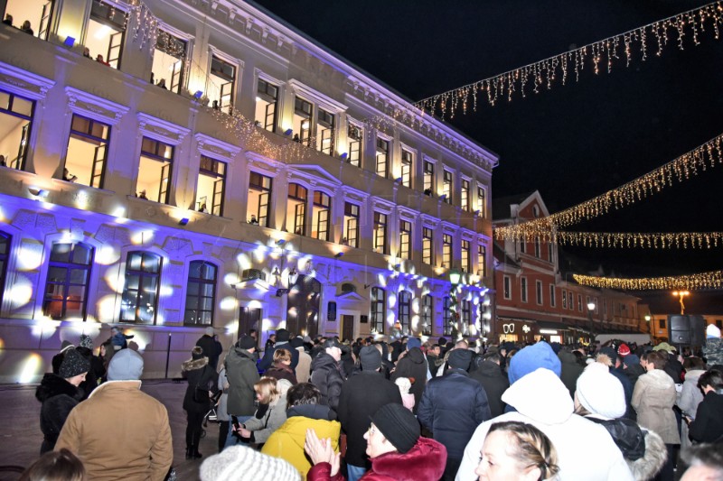 Vinkovci: Tradicionalni božićni koncert s gimnazijskih prozora