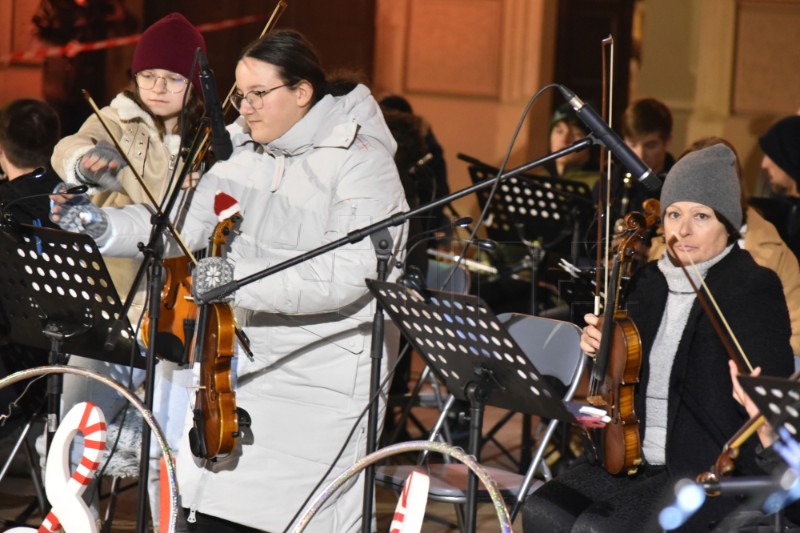 Vinkovci: Tradicionalni božićni koncert s gimnazijskih prozora