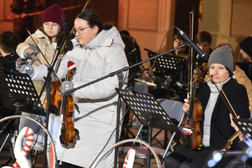 Vinkovci: Tradicionalni božićni koncert s gimnazijskih prozora