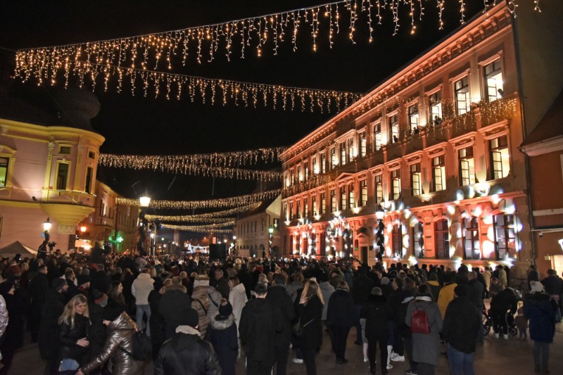 Vinkovci: Tradicionalni božićni koncert s gimnazijskih prozora