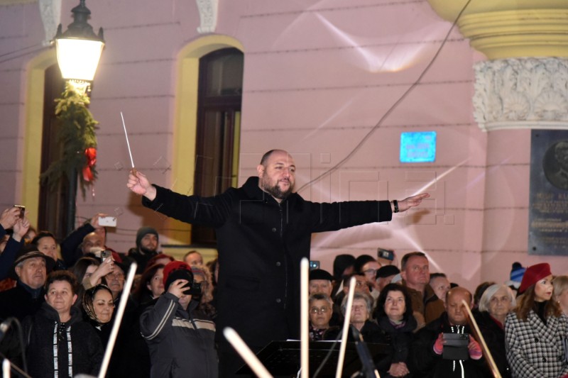 Vinkovci: Tradicionalni božićni koncert s gimnazijskih prozora