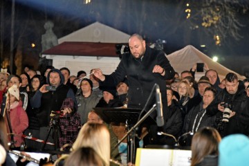 Vinkovci: Tradicionalni božićni koncert s gimnazijskih prozora